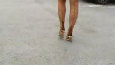 ຜິວເນື້ອສີຂາມີຫົວໃຫຍ່ສັ່ນຢູ່ໃນເນື້ອມີຊີ້ນ